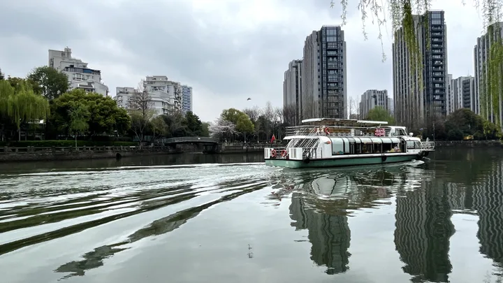 游船驶过，水面留下波纹