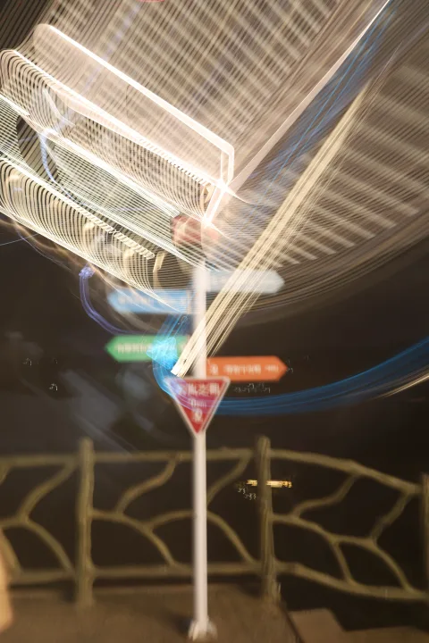 未调整好曝光导致的灯光拖影
