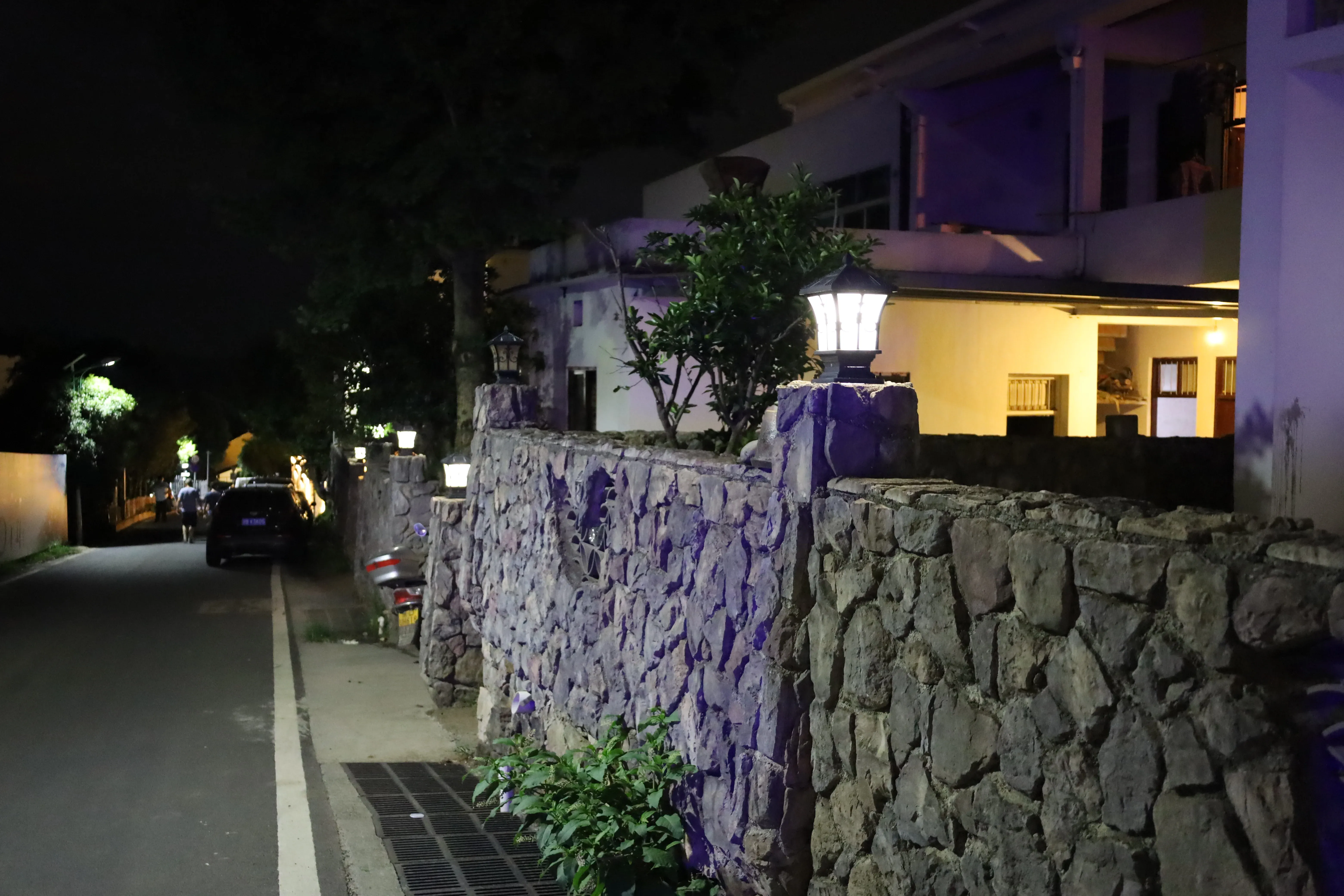 夜里的村道,灯光照着石墙与屋舍
